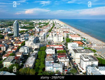 Italie, Jesolo. Lido di Jesolo, ou Jesolo Lido, Europe plage et ville de la ville de Jesolo dans la province de Venise, vue aérienne Banque D'Images