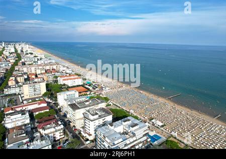 Italie, Jesolo. Lido di Jesolo, ou Jesolo Lido, Europe plage et ville de la ville de Jesolo dans la province de Venise, vue aérienne Banque D'Images