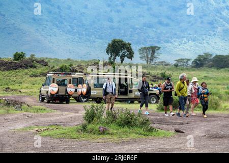 Cratère de Ngorongoro, Tanzanie - 12 mars 2023 : les touristes se promènent dans une aire de repos lors d'un safari au cratère de Ngorongoro Banque D'Images