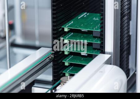 Perm, Russie - 29 juin 2023 : machine-outil pour la production de PCB sur le convoyeur de la ligne de production automatique Banque D'Images