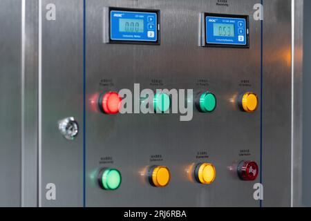 Perm, Russie - 29 juin 2023 : indicateurs colorés sur le panneau de commande de la machine de nettoyage pour cartes de circuits imprimés Banque D'Images