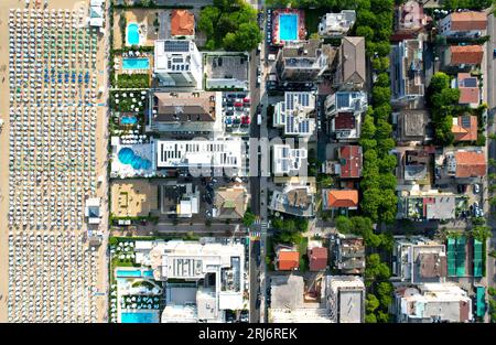 Italie. Lido di Jesolo. Europe, Venise. Plage avec parasols. Été. Un tir du haut. Vue aérienne oeil d'oiseau Banque D'Images