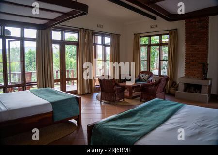 Tanzanie, Afrique - 12 mars 2023 : grandes chambres de l'hôtel au Ngorongoro Coffee Lodge près du cratère de Ngorongoro Banque D'Images