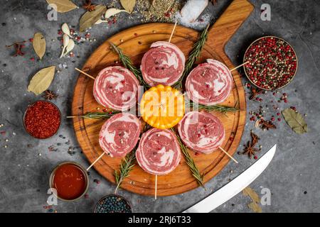 Ragoût d'agneau. Beyti kebab d'agneau cru sur fond sombre. Produits de boucherie. Kuzu beyti Banque D'Images