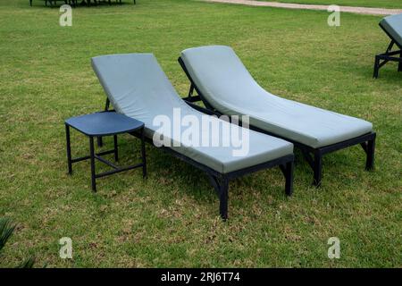 Deux chaises de piscine chaises longues extérieures pour se détendre dans l'herbe ou bronzer Banque D'Images