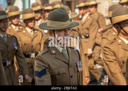 Les Gurkhas sont un régiment d'élite rattaché à l'armée britannique. Le Khukuri, un couteau incurvé, est l'arme de choix pour les soldats népalais. Banque D'Images