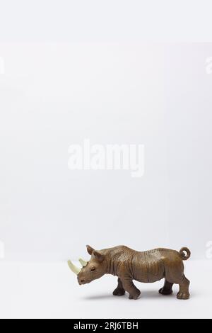 un rhinocéros jouet en plastique sur un fond blanc Banque D'Images