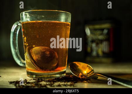 Une image en gros plan d'une tasse de thé en céramique sur un plateau en bois Banque D'Images