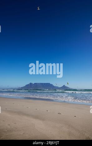 Célèbre Table Mountain Cape Town paysage en Afrique du Sud au coucher du soleil vu de Bloubergstrand avec kite surfeurs Banque D'Images