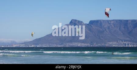 Célèbre Table Mountain Cape Town paysage en Afrique du Sud au coucher du soleil vu de Bloubergstrand avec kite surfeurs Banque D'Images