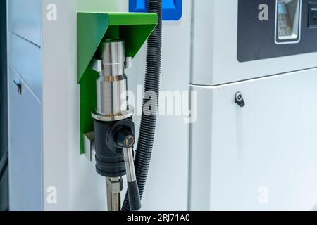vue rapprochée de l'équipement de remplissage d'hydrogène avec détails dans la station-service. Banque D'Images