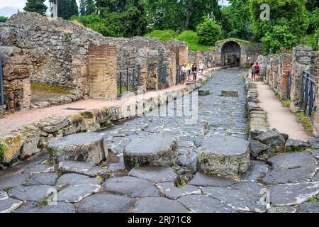 Vue le long de la via Stabiana en regardant vers le sud vers Porta di Stabia dans les ruines de l'ancienne ville de Pompéi dans la région Campanie du sud de l'Italie Banque D'Images