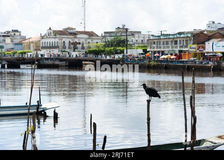 Valenca, Bahia, Brésil - 10 janvier 2023 : vue panoramique sur la rivière una et le bord de la ville de Valenca avec des bâtiments commerciaux. Bahia Brésil Banque D'Images