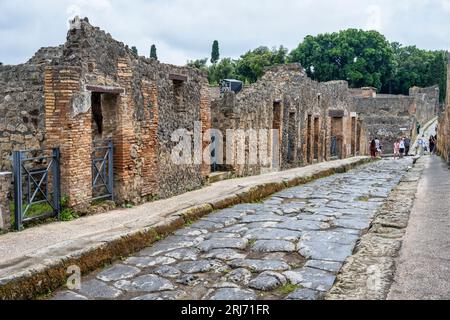 Boutiques et maisons sur le côté est de la via Stabiana dans les ruines de l'ancienne ville de Pompéi dans la région Campanie du sud de l'Italie Banque D'Images