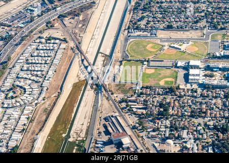 South Gate, Californie, États-Unis - vue aérienne du pont Old South Gate train, de la rivière Los Angeles, du lycée Legacy et de South Gate, Calif Banque D'Images