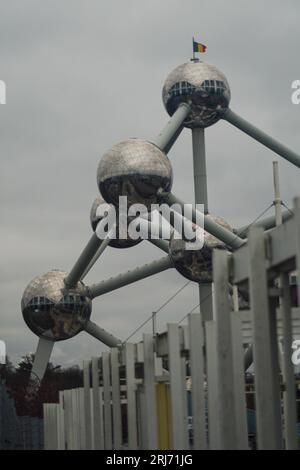 Une vue panoramique de l'Atomium à Bruxelles par temps nuageux Banque D'Images