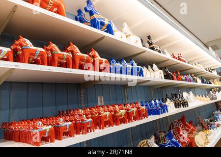 Production du symbole national suédois, le Dalahästen, Nusnäs, Suède. Banque D'Images