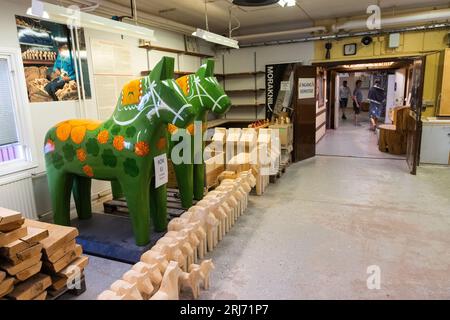 Production du symbole national suédois, le Dalahästen, Nils Olsson Dalahästar, Nusnäs, Suède. Banque D'Images