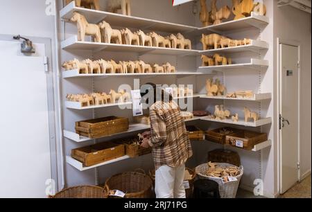 Production du symbole national suédois, le Dalahästen, Nils Olsson Dalahästar, Nusnäs, Suède. Dans l'image : un magasin dans le bâtiment. Banque D'Images