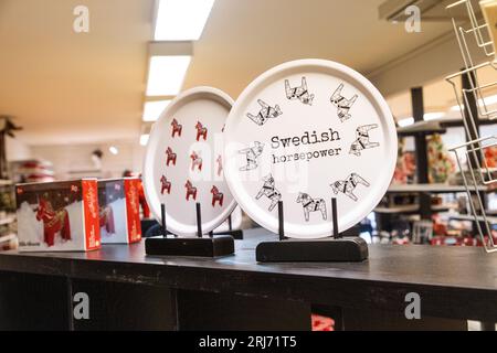 Production du symbole national suédois, le Dalahästen, Nils Olsson Dalahästar, Nusnäs, Suède. Dans l'image : un magasin dans le bâtiment. Banque D'Images