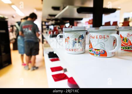 Production du symbole national suédois, le Dalahästen, Nils Olsson Dalahästar, Nusnäs, Suède. Dans l'image : un magasin dans le bâtiment. Banque D'Images