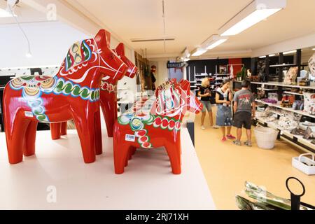 Production du symbole national suédois, le Dalahästen, Nils Olsson Dalahästar, Nusnäs, Suède. Dans l'image : un magasin dans le bâtiment. Banque D'Images