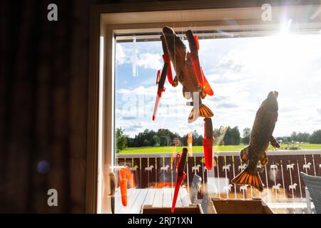 Production du symbole national suédois, le Dalahästen, Nils Olsson Dalahästar, Nusnäs, Suède. Dans l'image : une boutique dans le bâtiment où Moraknivar (couteaux célèbres) est vendu. Banque D'Images