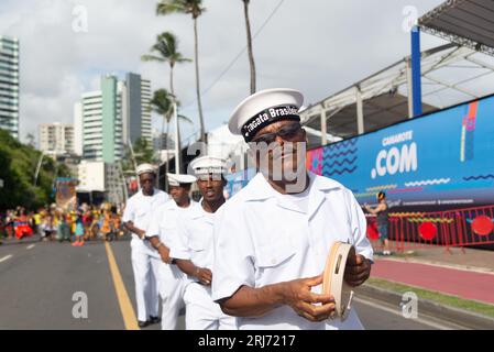 Salvador, Bahia, Brésil - 11 février 2023 : les membres de la Cheganca Frigata Brasileira de Saubara sont vus au défilé de Fuzue, avant le carnaval à Salva Banque D'Images