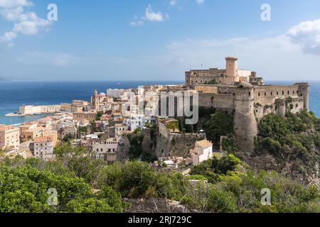 Le château aragonais-angevine de Gaeta au sommet d'un éperon rocheux surplombant la mer Méditerranée en Italie Banque D'Images