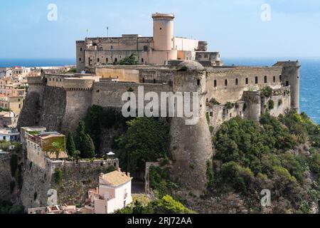 Le château aragonais-angevine de Gaeta au sommet d'un éperon rocheux surplombant la mer Méditerranée en Italie Banque D'Images