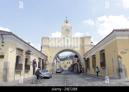 Une vue panoramique de l'arche de Santa Catalina dans l'après-midi avec les gens marchant autour de la rue Banque D'Images