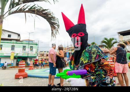 Maragogipe, Bahia, Brésil - 20 février 2023 : les gens s'amusent et défilent dans les rues de Maragogipe, Bahia, pendant le carnaval de 2023. Banque D'Images
