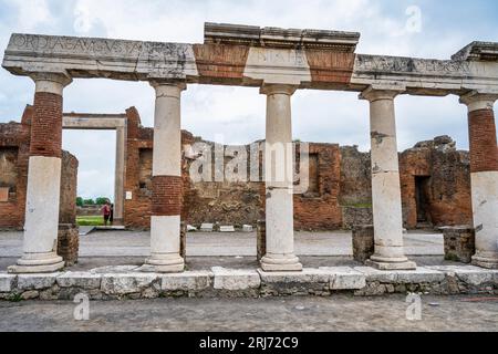 Colonnes doriques et architrave de la colonnade dans le Forum romain dans les ruines de l'ancienne ville de Pompéi dans la région Campanie du sud de l'Italie Banque D'Images