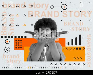 Collage sur l'histoire de la marque. Jeune femme tenant un livre ouvert. Banque D'Images