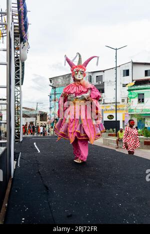 Maragogipe, Bahia, Brésil - 20 février 2023 : un groupe de personnes en costume est vu marcher pendant le carnaval dans la ville de Maragogipe, Bahia. Banque D'Images