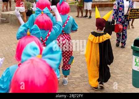 Maragogipe, Bahia, Brésil - 20 février 2023 : un groupe de personnes en costume est vu marcher pendant le carnaval dans la ville de Maragogipe, Bahia. Banque D'Images