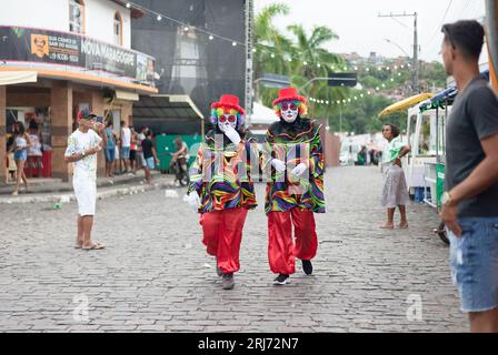 Maragogipe, Bahia, Brésil - 20 février 2023 : des personnes vêtues de costumes défilent et jouent dans les rues de Maragogipe, Bahia, Durin Banque D'Images