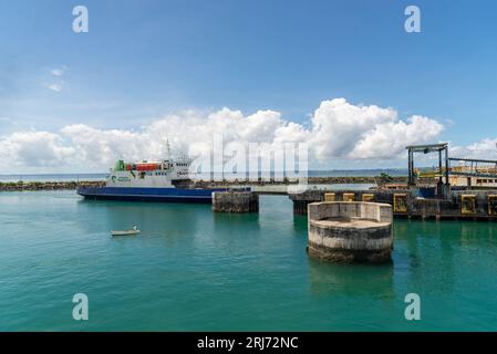 Vera Cruz, Bahia, Brésil - 11 avril 2023: Ferry-bateau arrivant au terminal maritime sur l'île d'Itaparica à Vera Cruz, Bahia. Banque D'Images