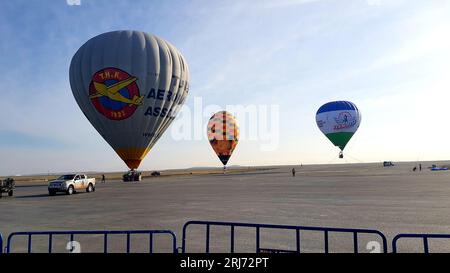 événement aérien. spectacle aérien comprenant des ballons d'avions cargo et des voitures de course f1 Banque D'Images