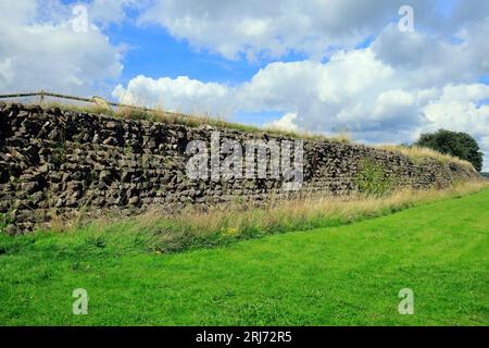 Murs romains bien conservés et impressionnants entourant Venta Silurum, une colonie romaine, village de Caerwent, pays de Galles du Sud. Août 2023.cym Banque D'Images
