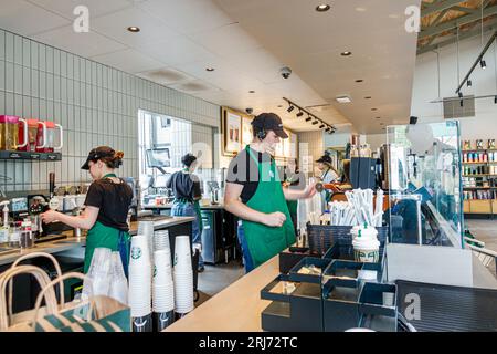 Augusta Georgia, Starbucks Coffee, intérieur intérieur à l'intérieur, baristas préparant les commandes comptoir, homme hommes hommes, femme femme femme femme femme, résidents adultes, insid Banque D'Images