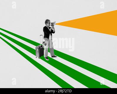 Collage sur les voyages après la retraite. Vieille femme touriste avec un appareil photo et une valise. Banque D'Images