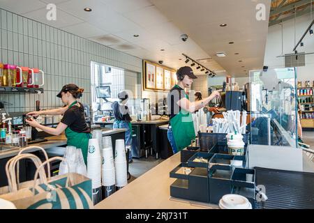 Augusta Georgia, Starbucks Coffee, intérieur intérieur à l'intérieur, baristas préparant les commandes comptoir, homme hommes hommes, femme femme femme femme femme, résidents adultes, insid Banque D'Images