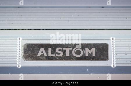 21 août 2023, Saxe, Chemnitz : le logo Alstom est visible sur la couchette d'un nouveau train à batteries Coradia Continental à la gare centrale de Chemnitz. En plus des pantographes, des accumulateurs sont également installés sur le toit du wagon. Ils fournissent de l'énergie lorsqu'il n'y a pas de ligne aérienne. De plus, comme pour les voitures électriques, l'électricité est générée par récupération pendant le trajet. Alstom indique que l’autonomie en mode batterie peut atteindre 120 kilomètres. Les batteries sont chargées pendant l'arrêt à la station. La vitesse maximale est donnée comme 160 kilomètres par heure. À partir de l'été 2024, une nouvelle ère sera ushe Banque D'Images