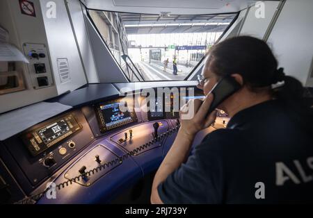 21 août 2023, Saxe, Chemnitz : le chauffeur de wagon Marcell Pellot est assis dans le cockpit d'un train à batteries Alstom Coradia Continental à la gare centrale de Chemnitz. En plus des pantographes, des accumulateurs sont également installés sur le toit du wagon. Ils fournissent de l'énergie lorsqu'il n'y a pas de ligne aérienne. De plus, comme pour les voitures électriques, l'électricité est générée par récupération pendant le trajet. Alstom indique que l’autonomie en mode batterie peut atteindre 120 kilomètres. Les batteries sont chargées pendant l'arrêt à la station. La vitesse maximale est donnée comme 160 kilomètres par heure. A partir de l'été 2024, une nouvelle ère W Banque D'Images