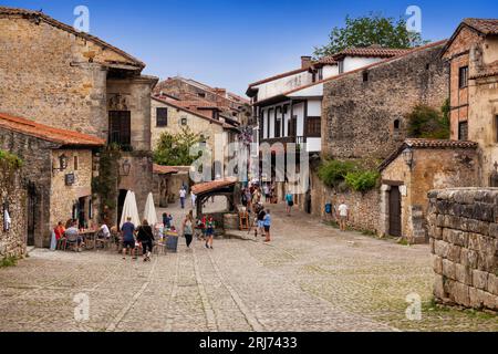 Rue typique du village de Santillana del Mar, en Cantabrie, Espagne Banque D'Images