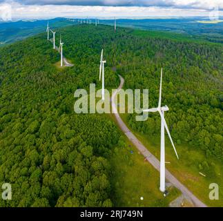 Une vue de drone de moulins à vent sur une colline couverte de verdure à Thomas, aux États-Unis Banque D'Images