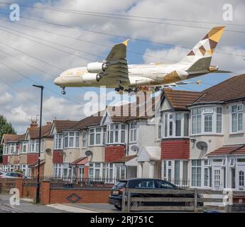 Heathrow, Londres, Royaume-Uni. 21 août 2023. Arrivées de vols à Londres Heathrow. Le nombre de passagers de l’aéroport d’Heathrow atteint son niveau d’avant la pandémie, car les conditions météorologiques variables au Royaume-Uni stimulent les vols de vacances vers des climats plus chauds. Le nombre de passagers vers des destinations nord-américaines a également augmenté de plus de 70 %. Crédit : Malcolm Park/Alamy Live News Banque D'Images