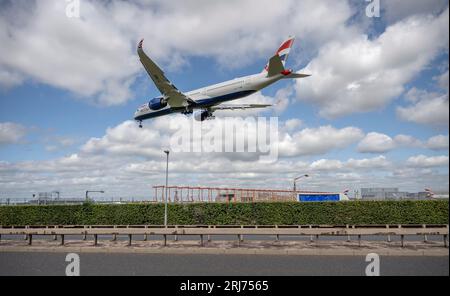 Heathrow, Londres, Royaume-Uni. 21 août 2023. Arrivées de vols à Londres Heathrow. Le nombre de passagers de l’aéroport d’Heathrow atteint son niveau d’avant la pandémie, car les conditions météorologiques variables au Royaume-Uni stimulent les vols de vacances vers des climats plus chauds. Le nombre de passagers vers des destinations nord-américaines a également augmenté de plus de 70 %. Crédit : Malcolm Park/Alamy Live News Banque D'Images