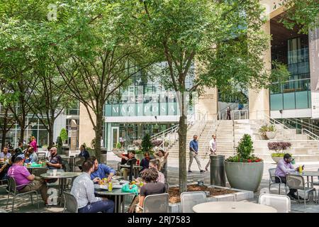 Charlotte Caroline du Nord, South Tryon Street, Levine Center for the Arts, les employés de bureau plaza travaillent pause déjeuner, homme hommes hommes hommes, femme femme femme femme femme, Banque D'Images